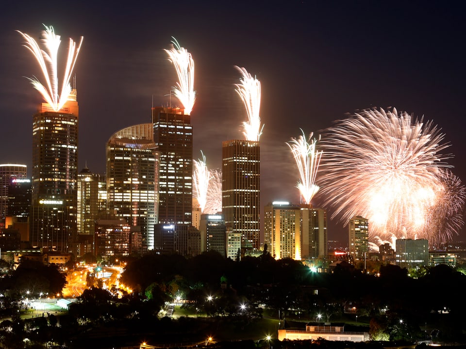 Feuerwerk über den Dächern von Sydney.