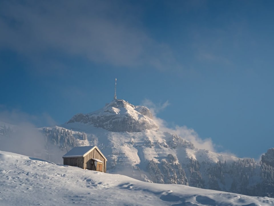 Blick auf verschneiter Berg.