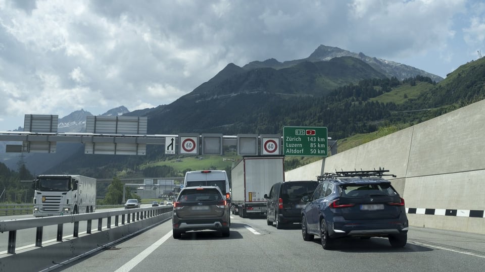 Autos im Stau vor dem Gotthard