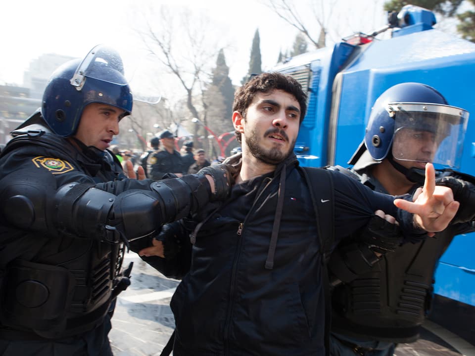 Ein Demonstrant wird bei einem Protest in Aserbaidschan abgeführt. 