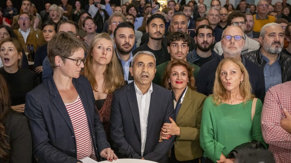 Mustafa Atici mit offenem Mund in einer Menschenmenge.