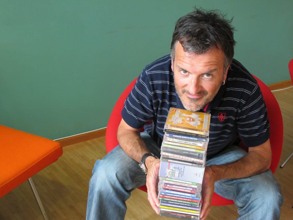 Dano Tamásy mit CDs in den Händen.