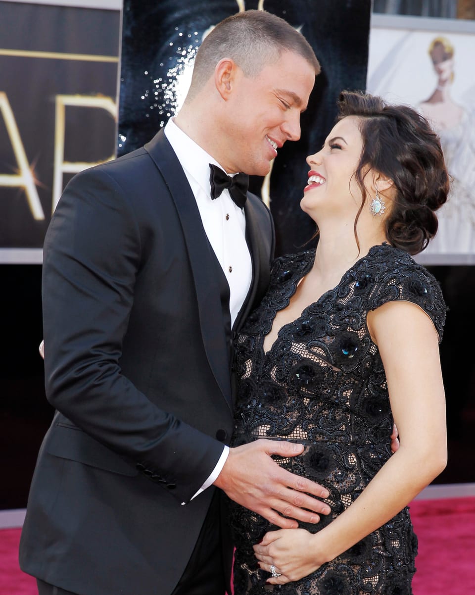 Channing Tatum und Ehefrau Jenna Dewan-Tatum lachen sich verliebt an.