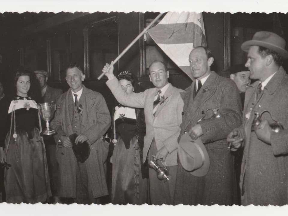 Eine Gruppe Curler mit einer Fahne in der Hand, 1948.