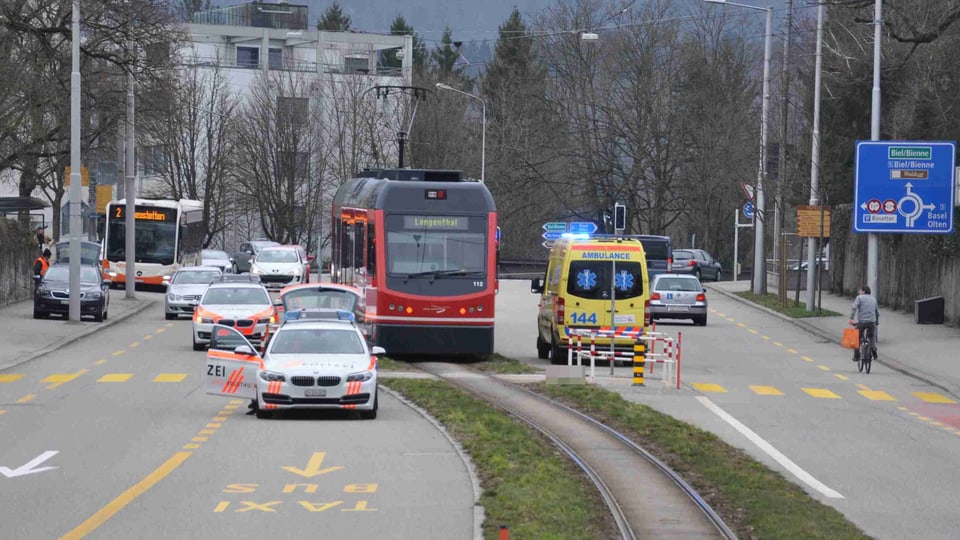 Bipperlisi, Ambulanz und Polizeiautos auf der Rötistrasse in Solothurn