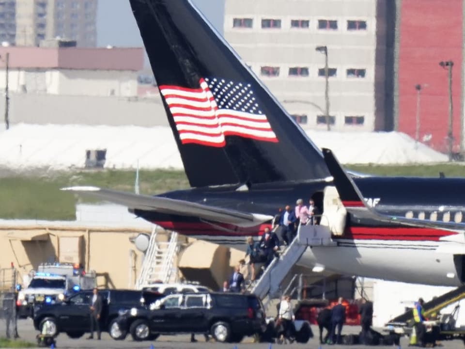 Auch die Ankunft in New York mit dem Trump-eigenen Flugzeug wurde von einem riesigen Medientross verfolgt. 