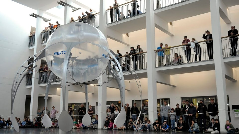 Ein Roboter stellt sich dem kritischen Blick des Publikums an der EPFL in Lausanne.