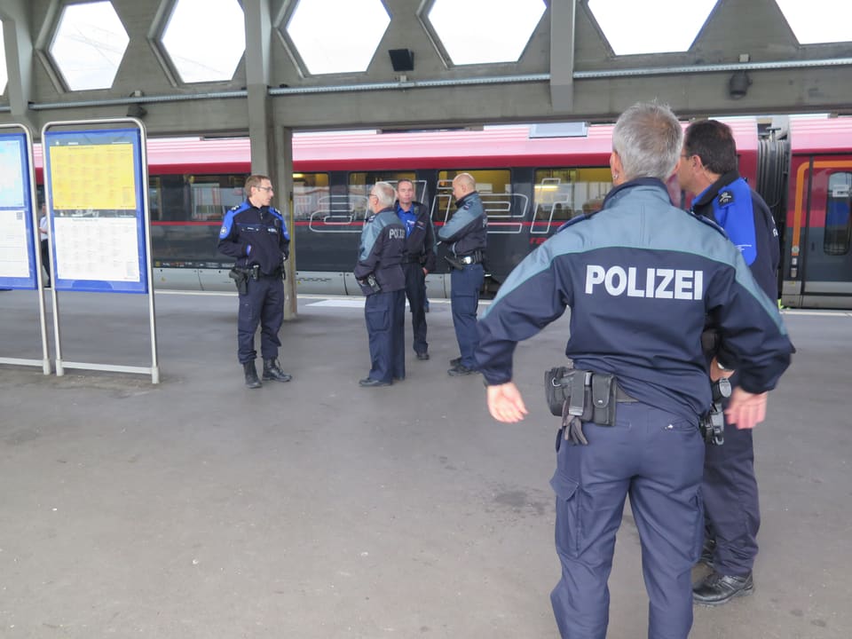 Polizisten und Grenzwächter am Bahnhof Buchs.