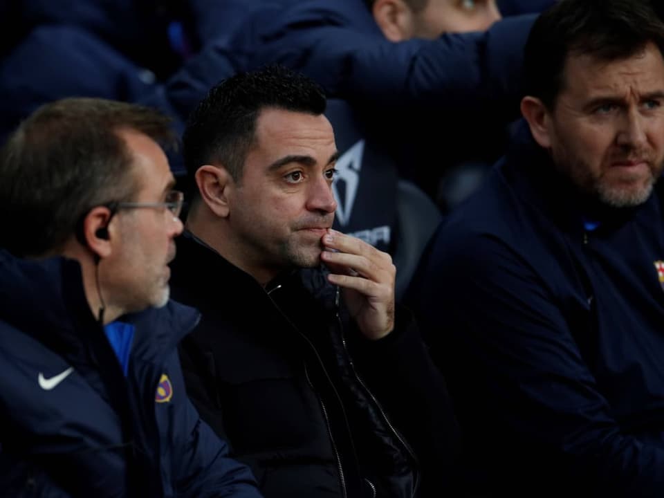 Steht vor einem Schicksalsspiel Barcelona-Trainer Xavi (M.).