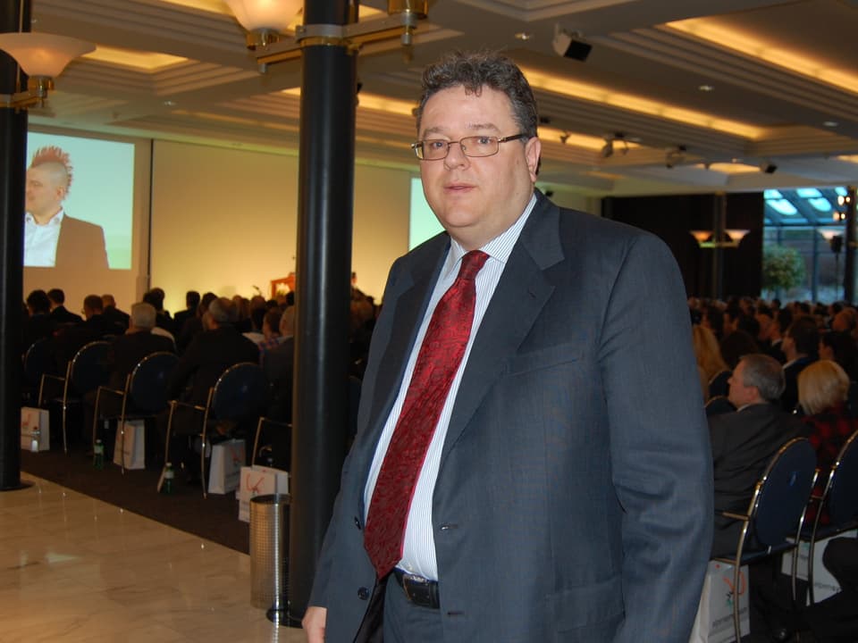 Oliver Stoldt, Gründer und Gastgeber des Alpensymposiums in Interlaken, im Plenarsaal