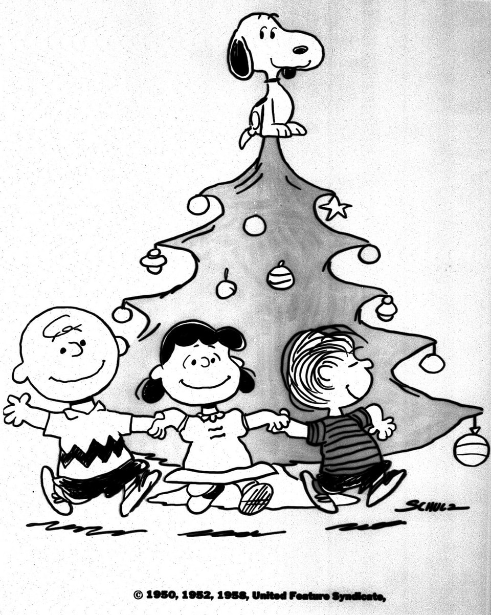 Comic: Charlie, Lucy und Linus vor dem Weihnachtsbaum. Auf der Baumspitze steht Snoopy. 