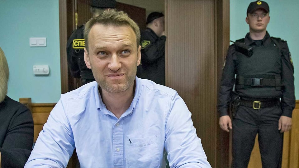 Nawalny neben Polizisten