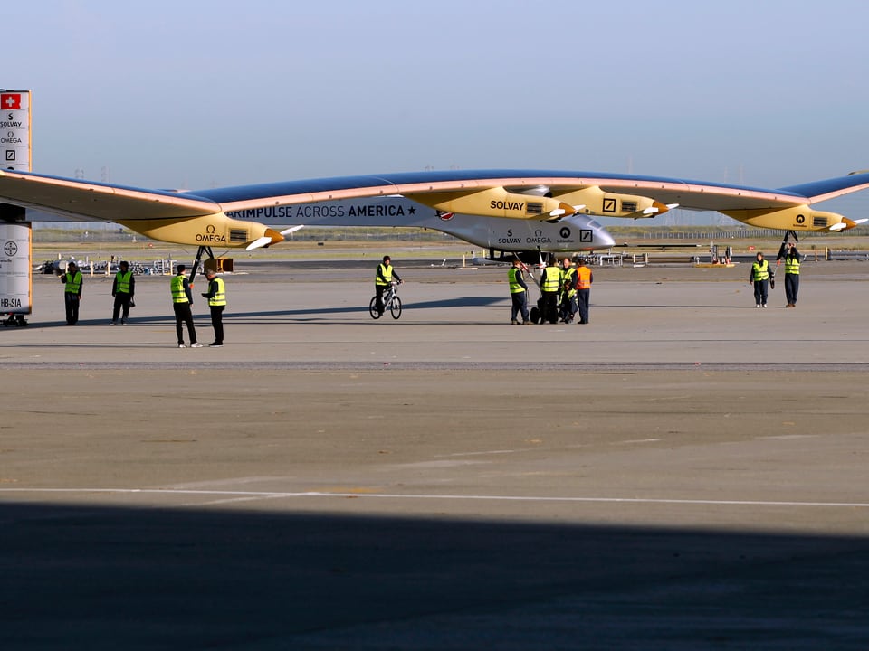 Die «Solar Impulse HB-SIA» auf einem Flugfeld