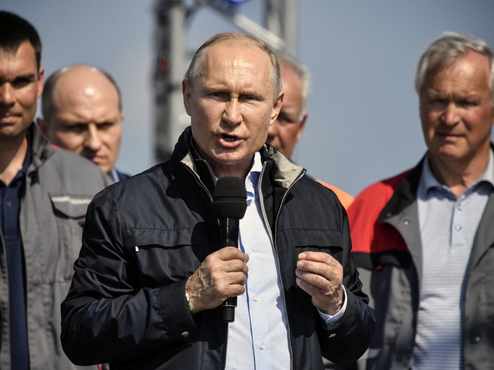 Putin bei einer Rede vor Brückenbauer