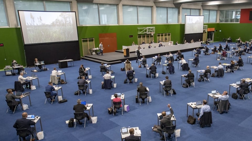 Cantonal council meeting during the pandemic in a gymnasium of the Zug cantonal school.
