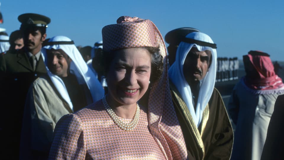 Queen Elizabeth lächelt in die Kamera.
