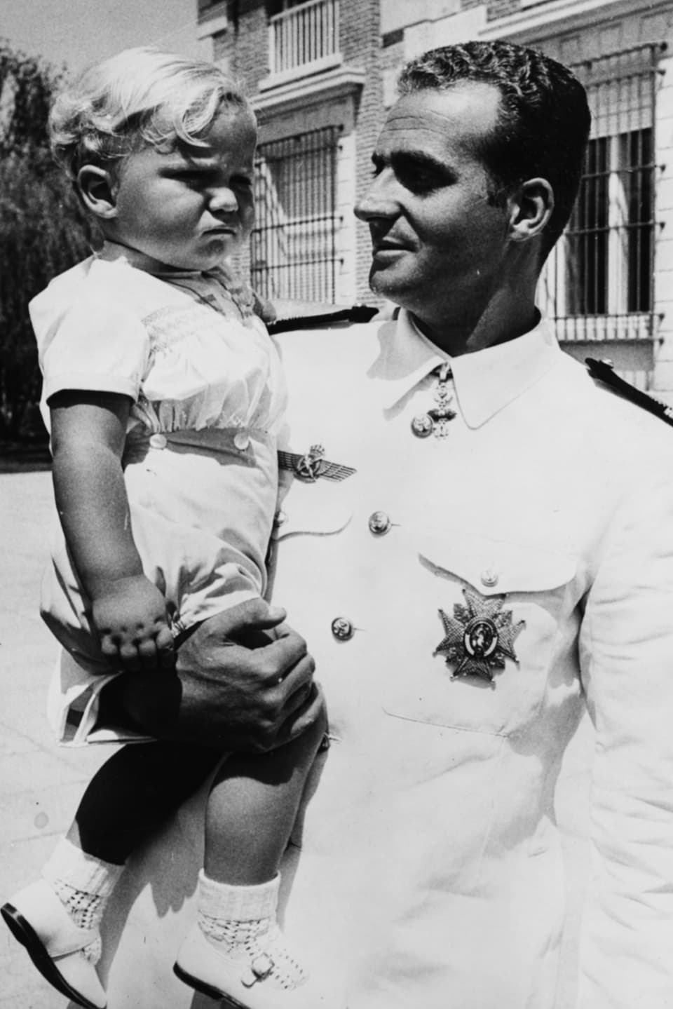 Juan Carlos I. hält seinen einjährigen Sohn Felipe auf dem Arm. 