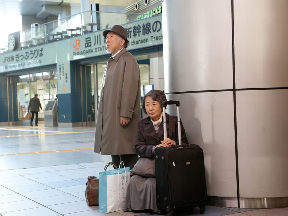 Ein älteres Paar wartet am Bahnhof in Tokyo. 