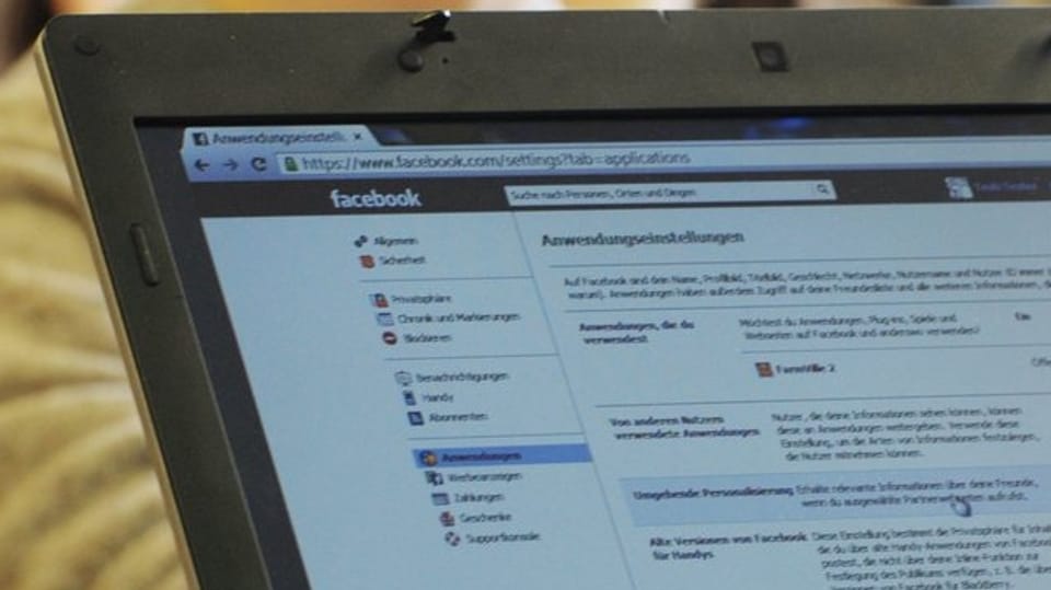Ein Computer, wo das Netzwerk Facebook geöffnet ist.