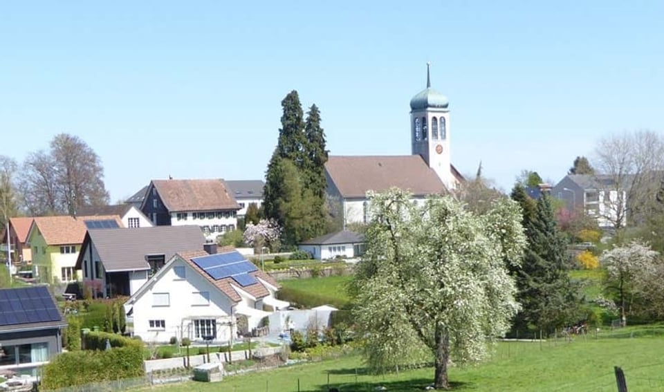 Ortsbild mit Kirche und Apfelbäumen. 