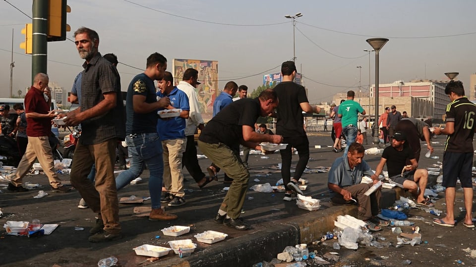 Demonstranten auf der Strasse essen