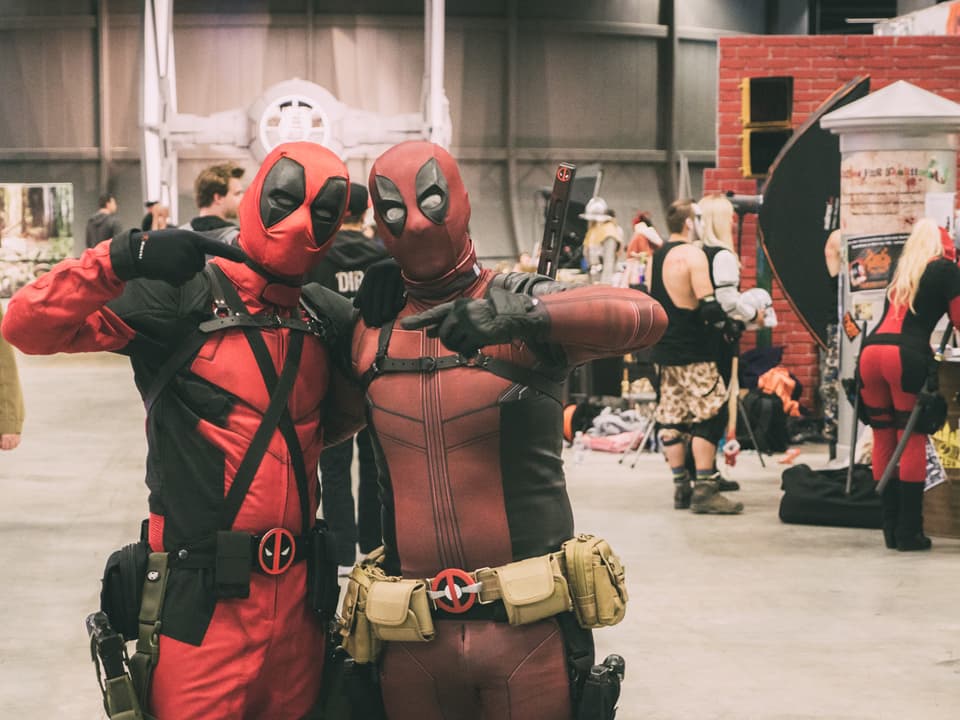 Zwei Deadpool Cosplayer posieren gemeinsam