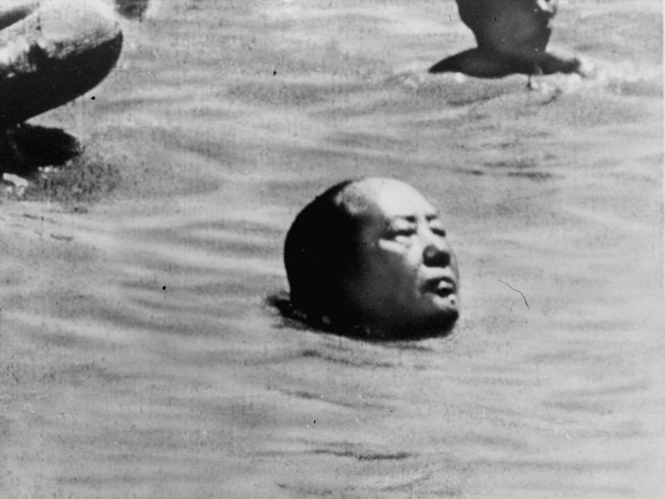 Mao schwimmt 1966 im Yangtze-Fluss.