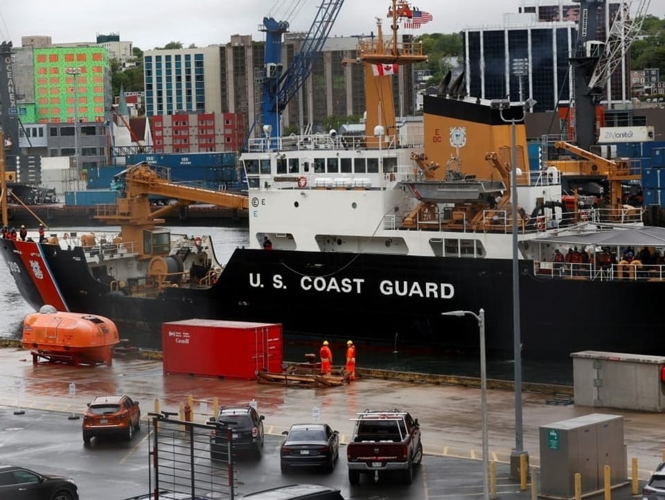 Hafen von St. John's: Ein Schiff der US-Küstenwache bringt die Trümmerteile der Oceangate-Expedition an Land.