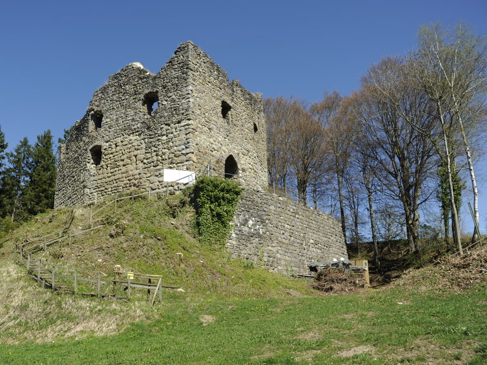 Bild der Burgruine Nünegg in Lieli.