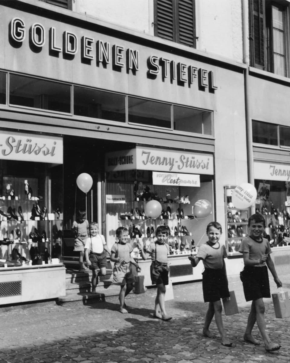 Ein altes schwarz weiss Foto des Goldenen Stiefels in Glarus .