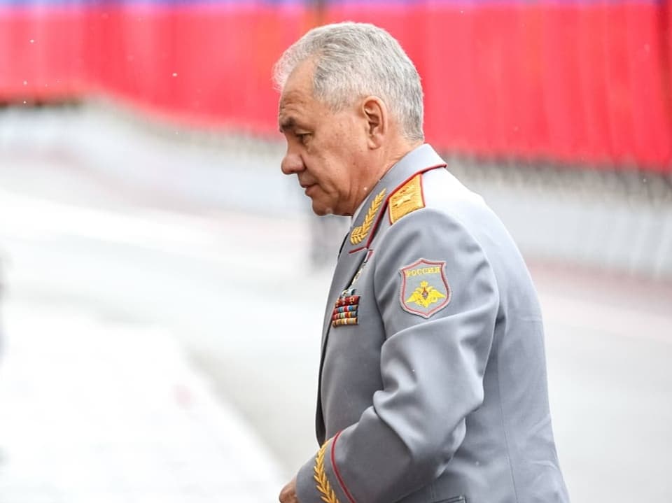 Älterer männlicher Militäroffizier in Uniform mit Medaillen seitlich gesehen