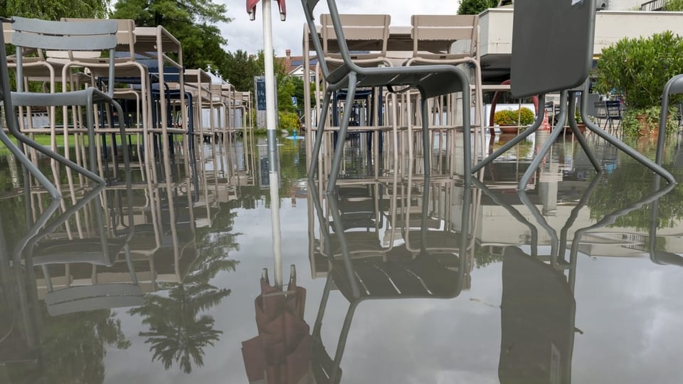 Stühle und Tische im Freibad Marzili stehen im Wasser