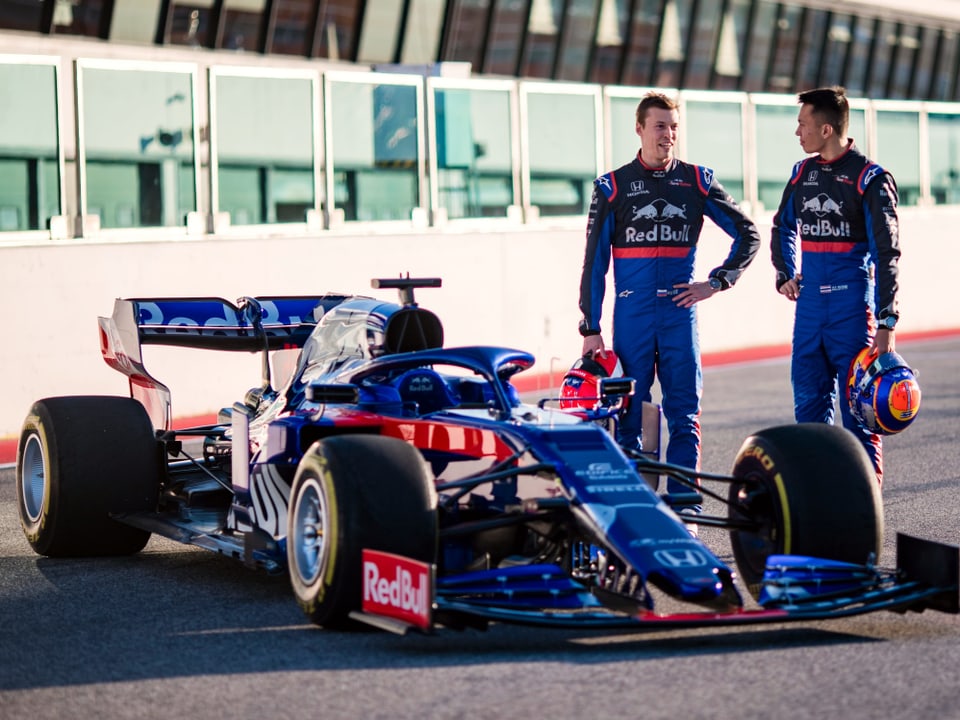 Der Toro-Rosso-Bolide mit den beiden Fahrern.
