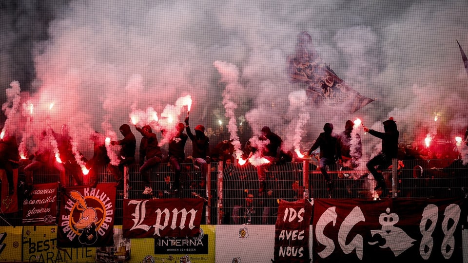 Servette-Fans zünden Pyrotechnik während einem Match. 