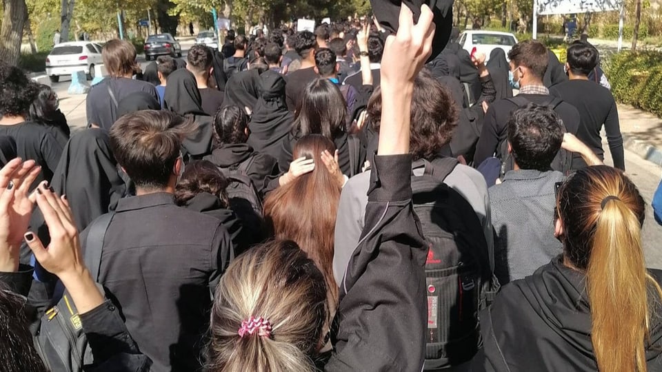Protestierende Studenten von hinten fotografiert.