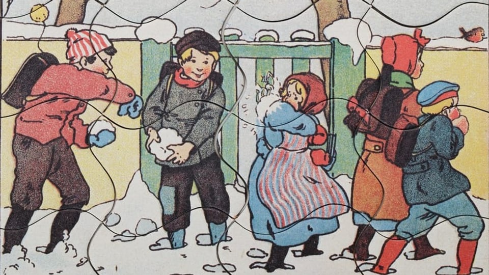 Kinder bei einer Schneeballschlacht.