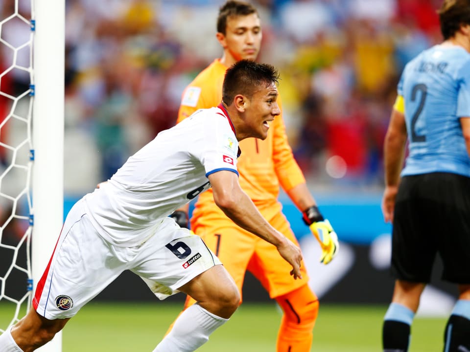 Oscar Duarte bejubelt an der WM in Brasilien sein Tor gegen Uruguay.