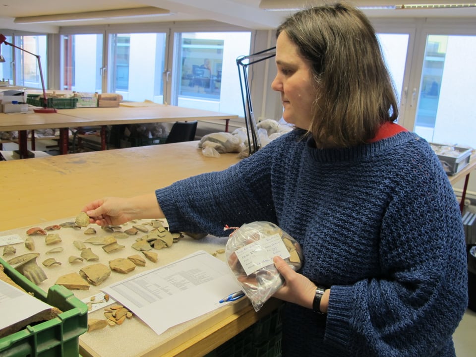 Co-Leiterin Judith Fuchs zeigt eine Keramikscherbe