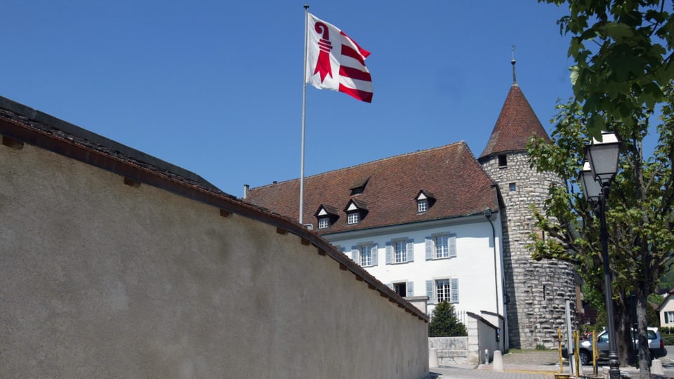 Gebäude mit einer Jura-Fahne.