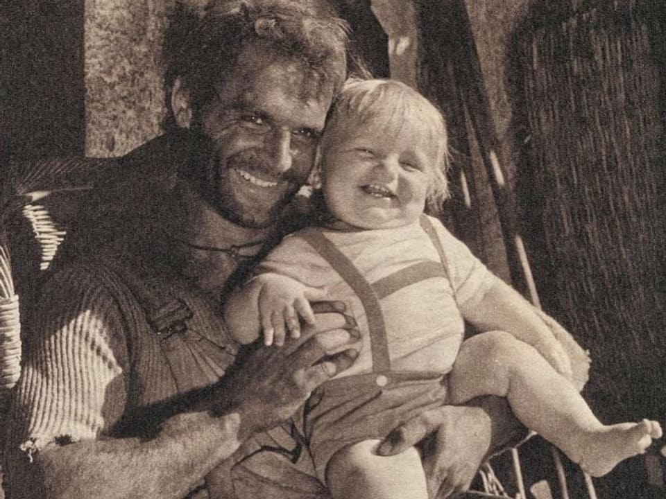 Schwarz-Weiss-Aufnahme von Terence Hill mit seinem kleinen Sohn auf dem Arm