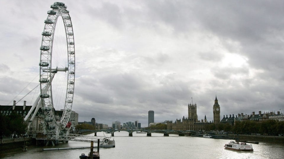 Ansicht von London mit dem Riesenrad London Eye und der Themse. 