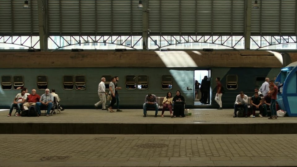 Wartende Reisende im Kairoer Bahnhof.