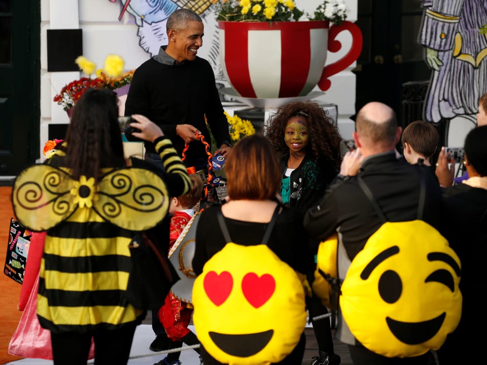Zu sehen ist Barack Obama mit verkleideten Kindern.