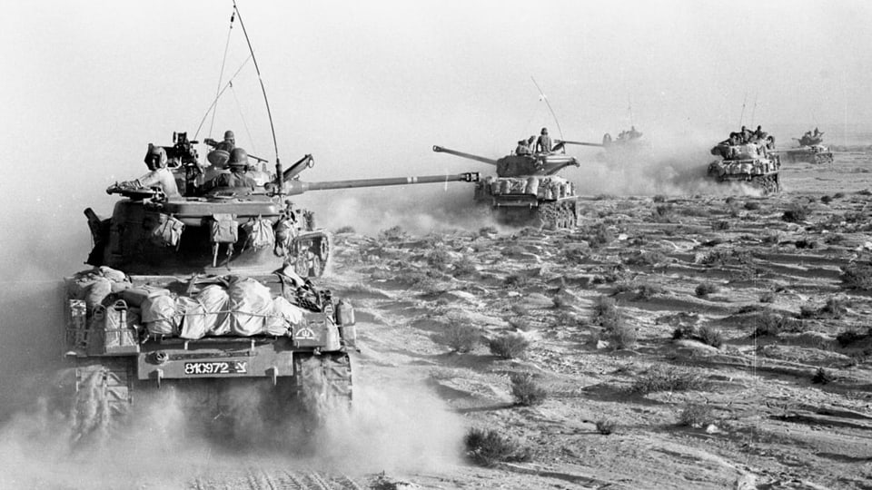 Israelische Panzer in der Wüste.
