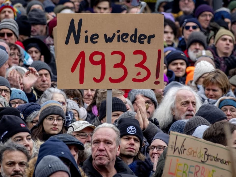 Protestierende halten Schild mit der Aufschrift: «Nie wieder 1933»