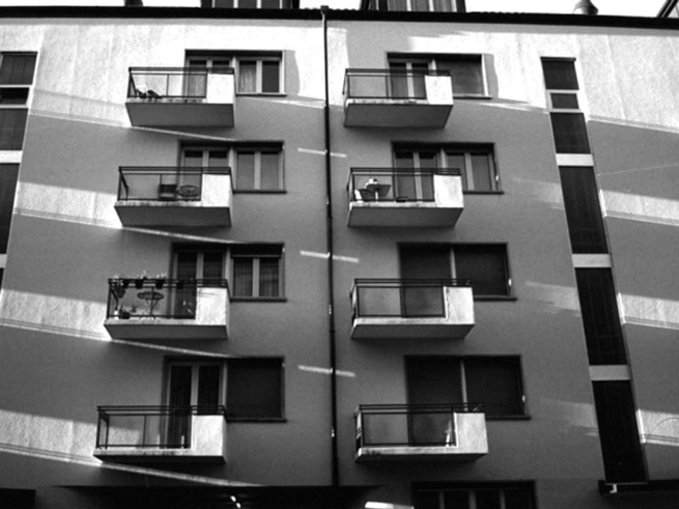 Fassade eines Wohnblocks, schwarz-weiss.