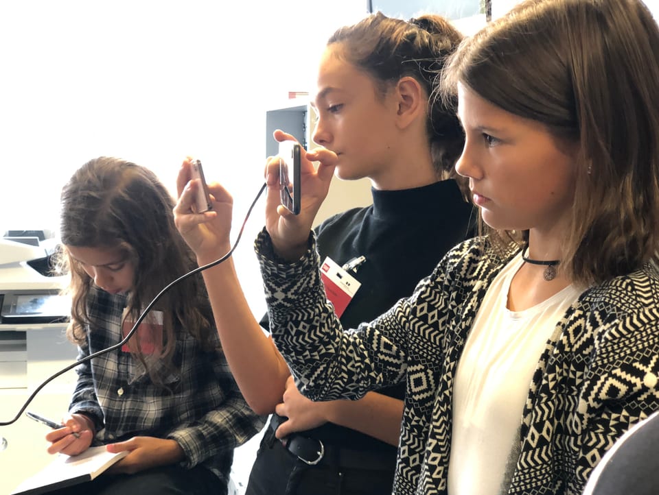Drei Mädchen, die Videoaufnahmen mit Smartphones machen