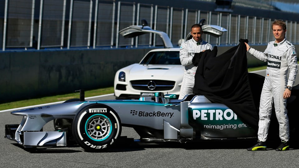 Hamilton und Rosberg enthüllen den neuen Mercedes.