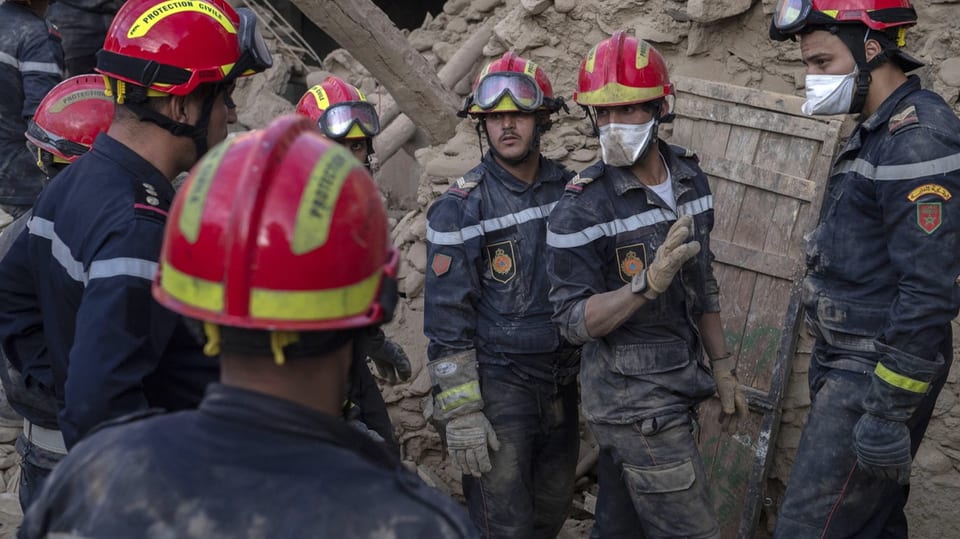 Ein Zivilschutzteam birgt die Leichen von Erdbebenopfern