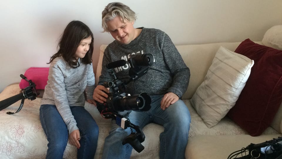 Leonie schaut sich mit Kameramann Adrian Stähli das gedrehte Material an.